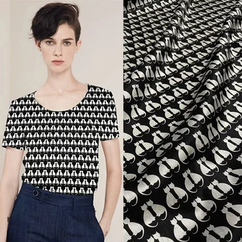  Marka Tasarımcısı Balıksırtı Desen İpek Streç Saten Kumaş Siyah Arka Plan Sevimli Moda Kedi Baskı Lüks Gömlek elbise kumaşları